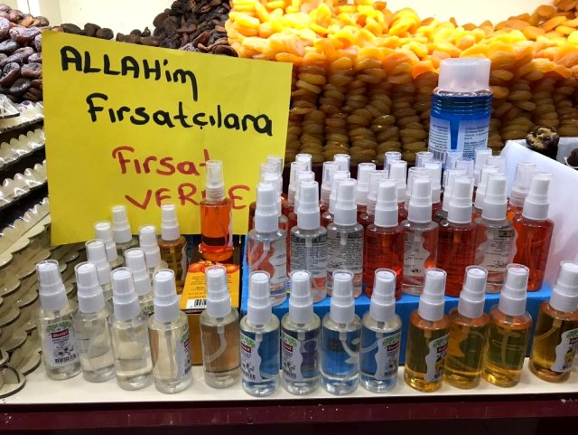 Fırsatçılara inat alışveriş yapan her müşterisine kolonya hediye ediyor