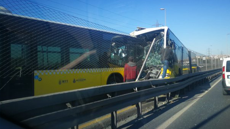 Avcılar'da İki Metrobüs Kafa Kafaya Çarpıştı