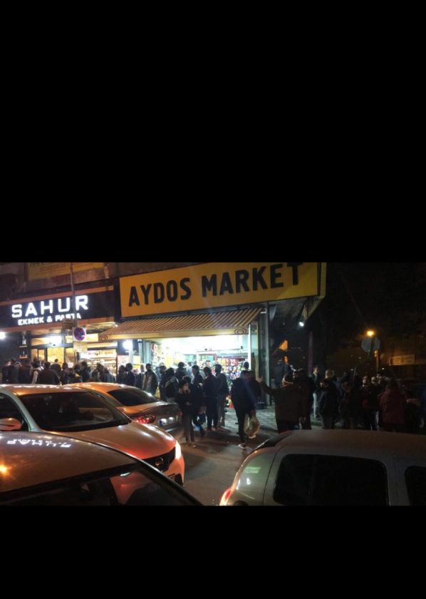 Sokağa çıkma yasağının ardından vatandaşlar fırınlara akın etti