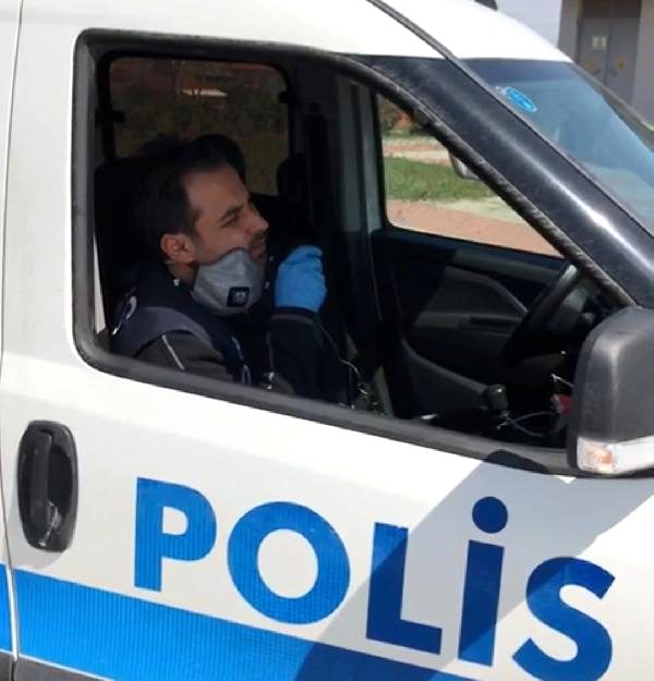 polis memuru korona şarkısıyla 'Evde kal' çağrısı yaptı