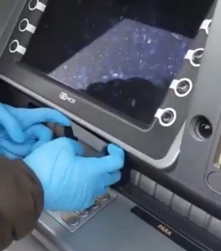 ATM den para çekerken dikkat