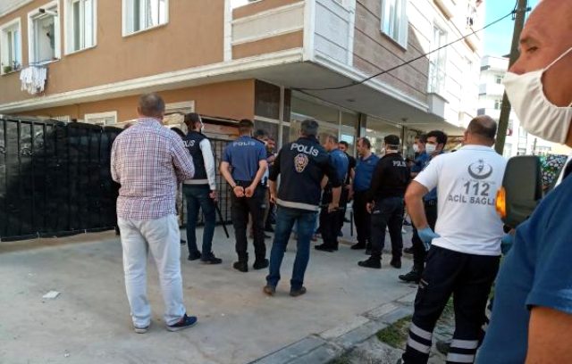 yasağa rağmen sokağa çıkıp alkol alanlar polisle tartıştı