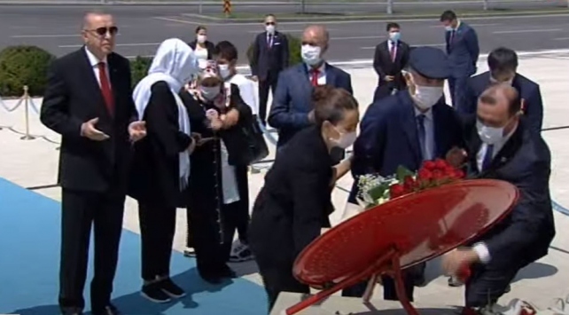 15 Temmuz Anıtı'na çelenk bıraktı