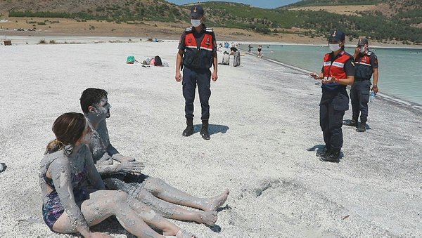 Burdur Valiliği Salda Gölünde Çamur Banyosunu Yasakladı