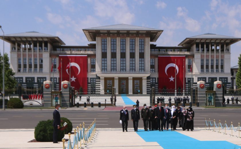 15 Temmuz Anıtı'na çelenk bıraktı