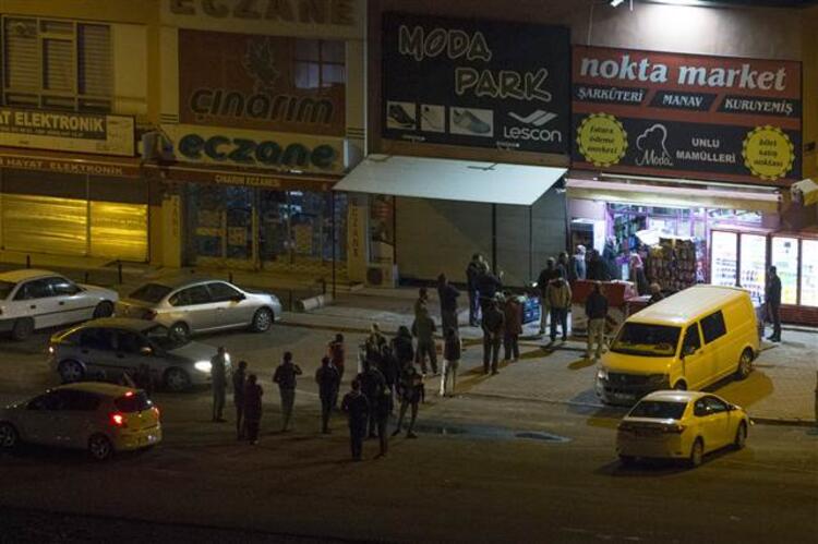 Sokağa çıkma yasağının ardından vatandaşlar fırınlara akın etti