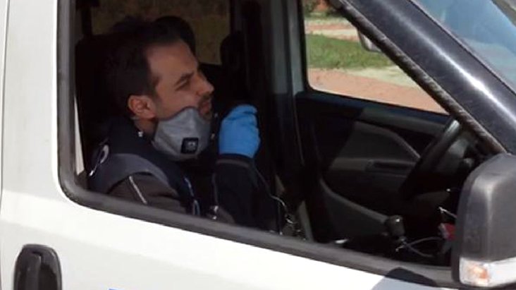 polis memuru korona şarkısıyla 'Evde kal' çağrısı yaptı