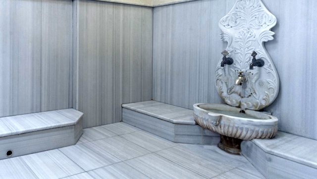 Önce gasp ettiler sonra hamama götürdüler