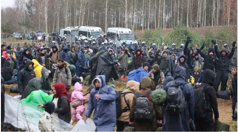 Polonya Sınırını Geçmeye Çalışıyor  