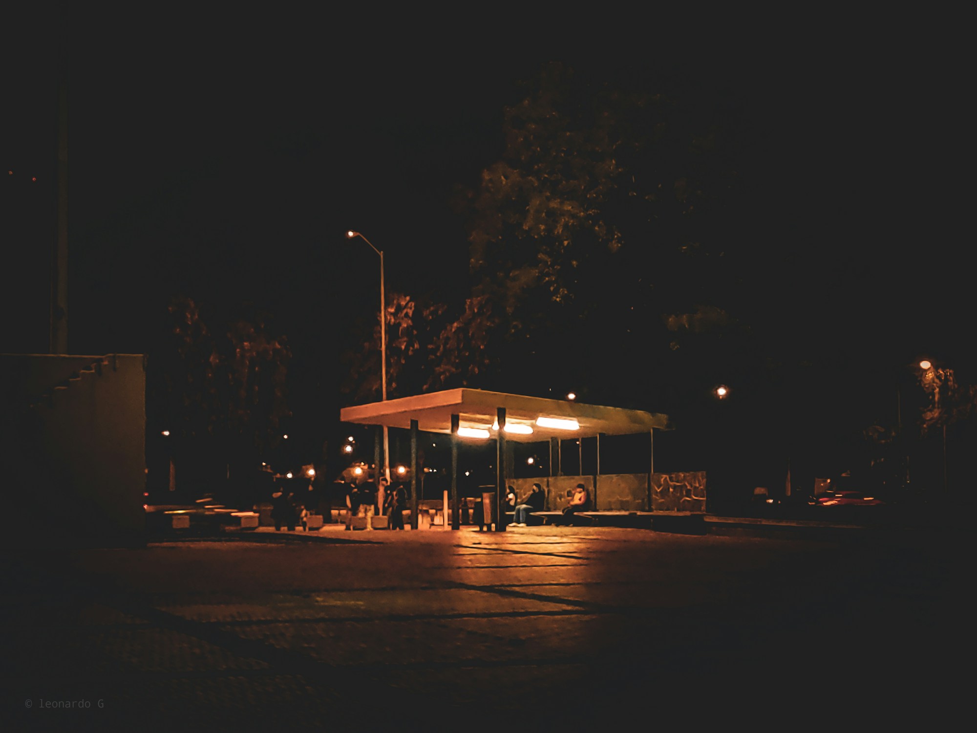 Akaryakıt fiyatları haberine ait görsel: gece ışıklandırılmış bir akaryakıt istasyonu (temsili fotoğraf)