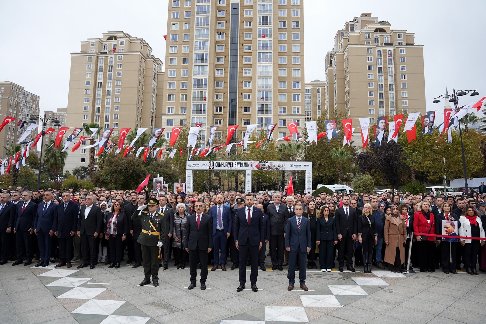 Ataşehir Cumhuriyet Meydanı’nda 29 Ekim Cumhuriyet Bayramı töreni: bayraklarla süslü meydanda protokol ve vatandaşlar