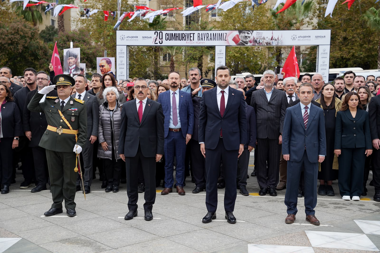 Ataşehir 29 Ekim Cumhuriyet Bayramı çelenk töreninde Cumhuriyet Meydanı’nda saygı duruşundaki ilçe protokolü