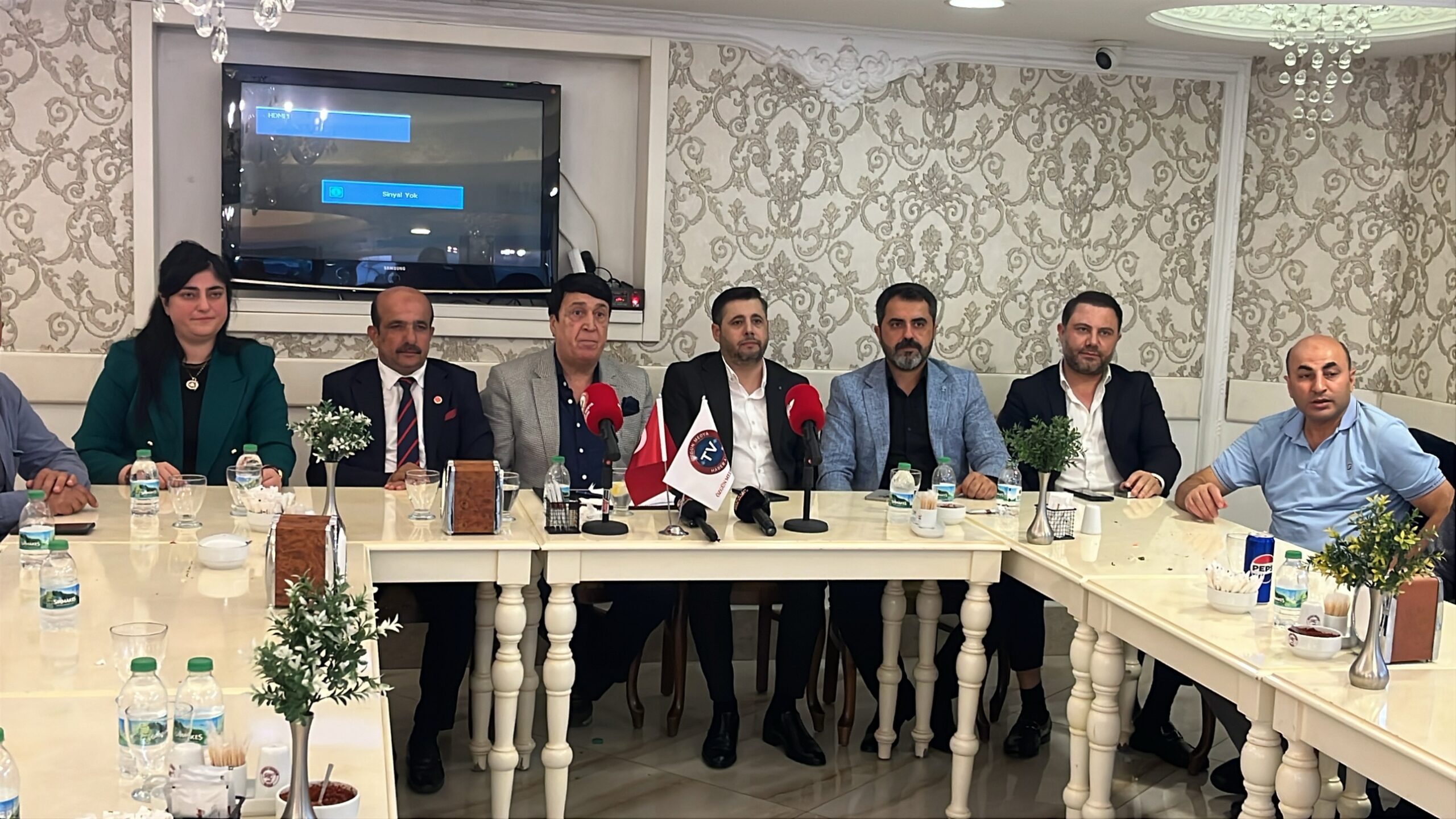 Programda masa başında yer alan sivil toplum temsilcileri ve basın mikrofonları