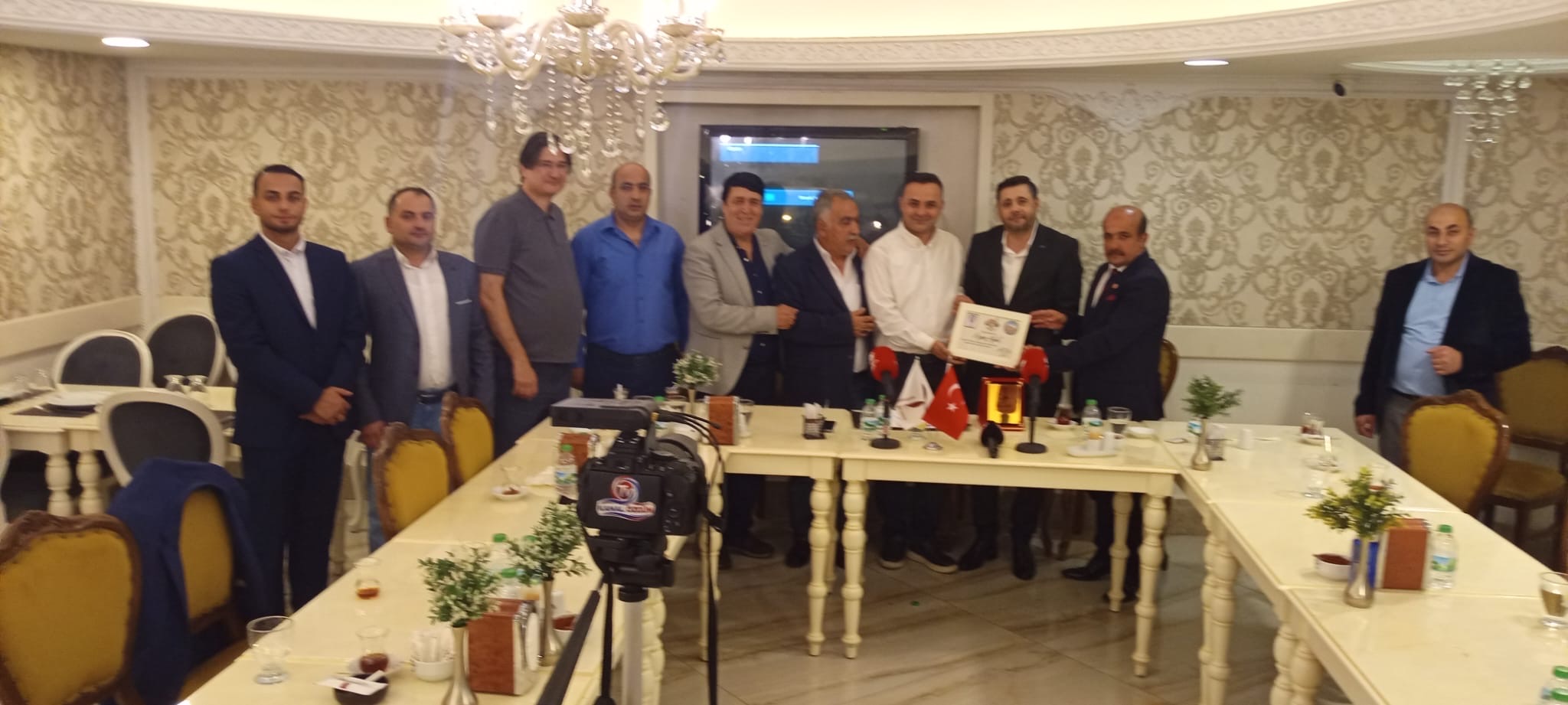 Aydın Özgün’e mazbata takdiminin ardından program katılımcılarının toplu hatıra fotoğrafı