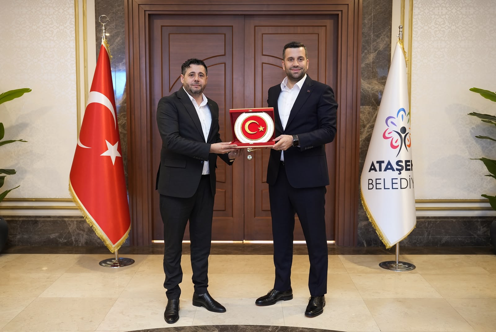 Bağımsız Medya Gazeteciler Derneği adına Ataşehir Belediye Başkan Vekili Serdar Orhan’a plaket takdim edilirken