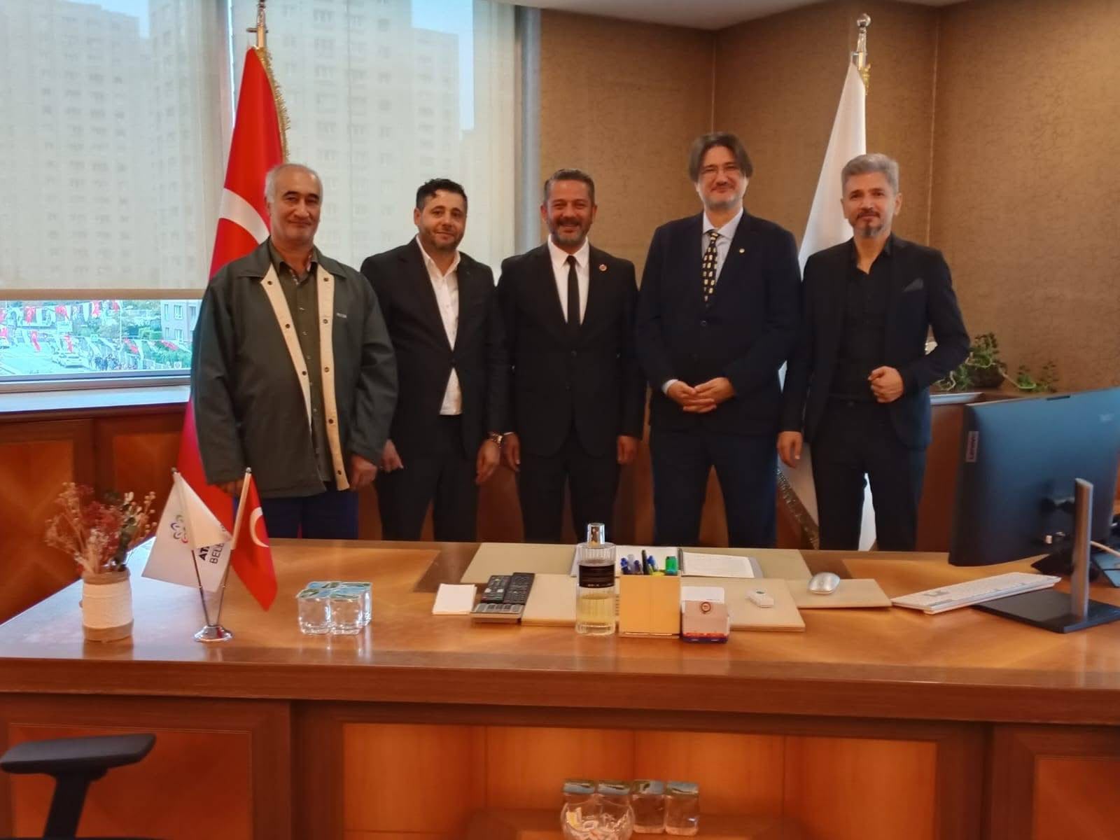 Bağımsız Medya Gazeteciler Derneği temsilcilerinin Sinan Emrah Yıldırım ziyareti sırasında makam odasında çekilen toplu fotoğraf