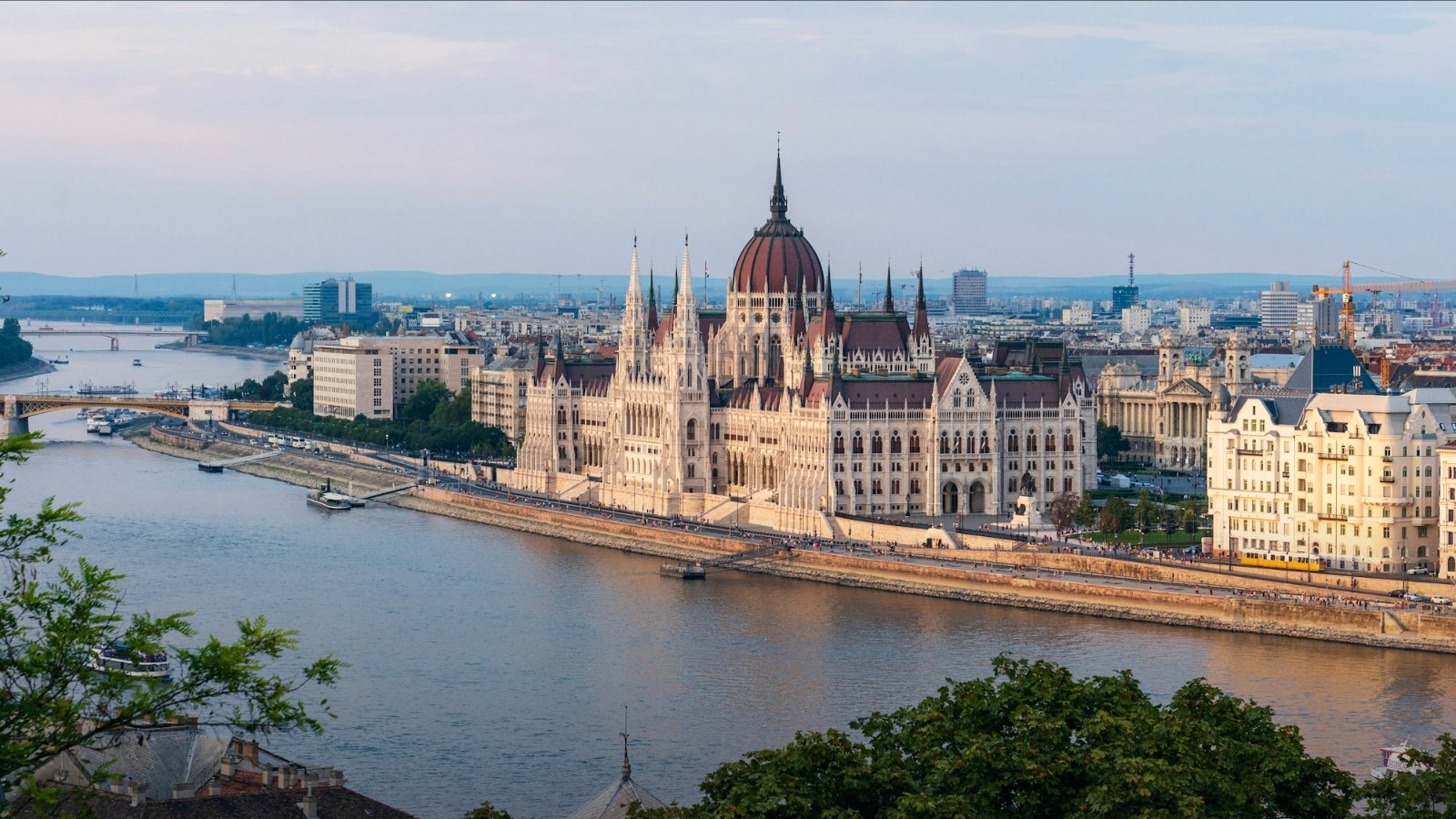 Budapeşte’de Binlerce Kişi Macaristan’ın Yeni Yasasını Protesto Etti