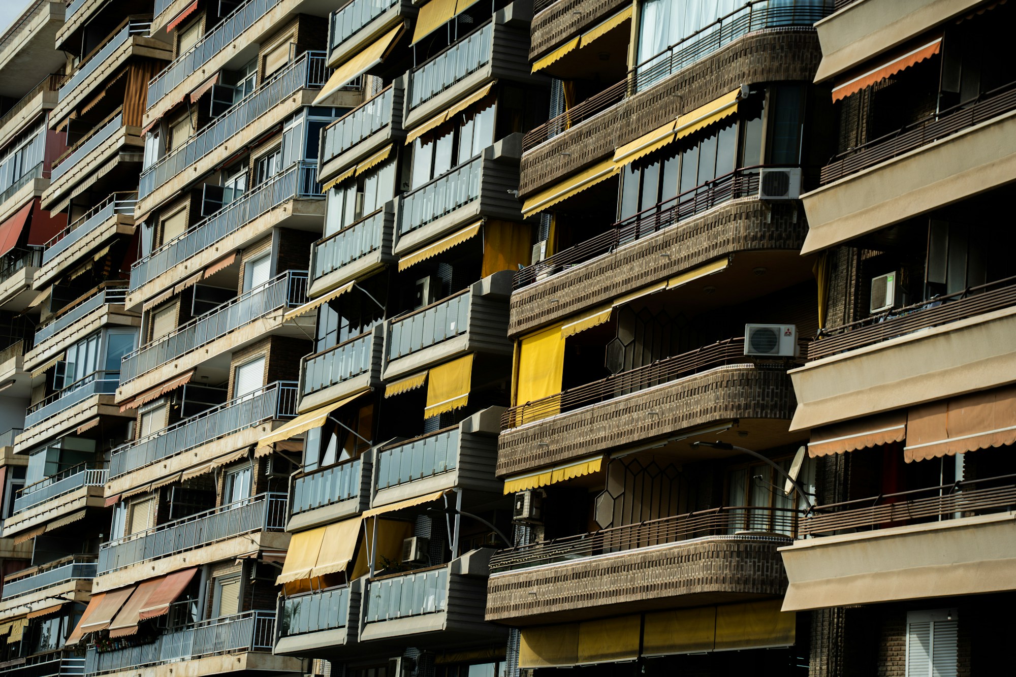 Emlak vergisi ikinci taksit haberine ait görsel: çok katlı apartmanın balkonları ve tenteleri (temsili fotoğraf)