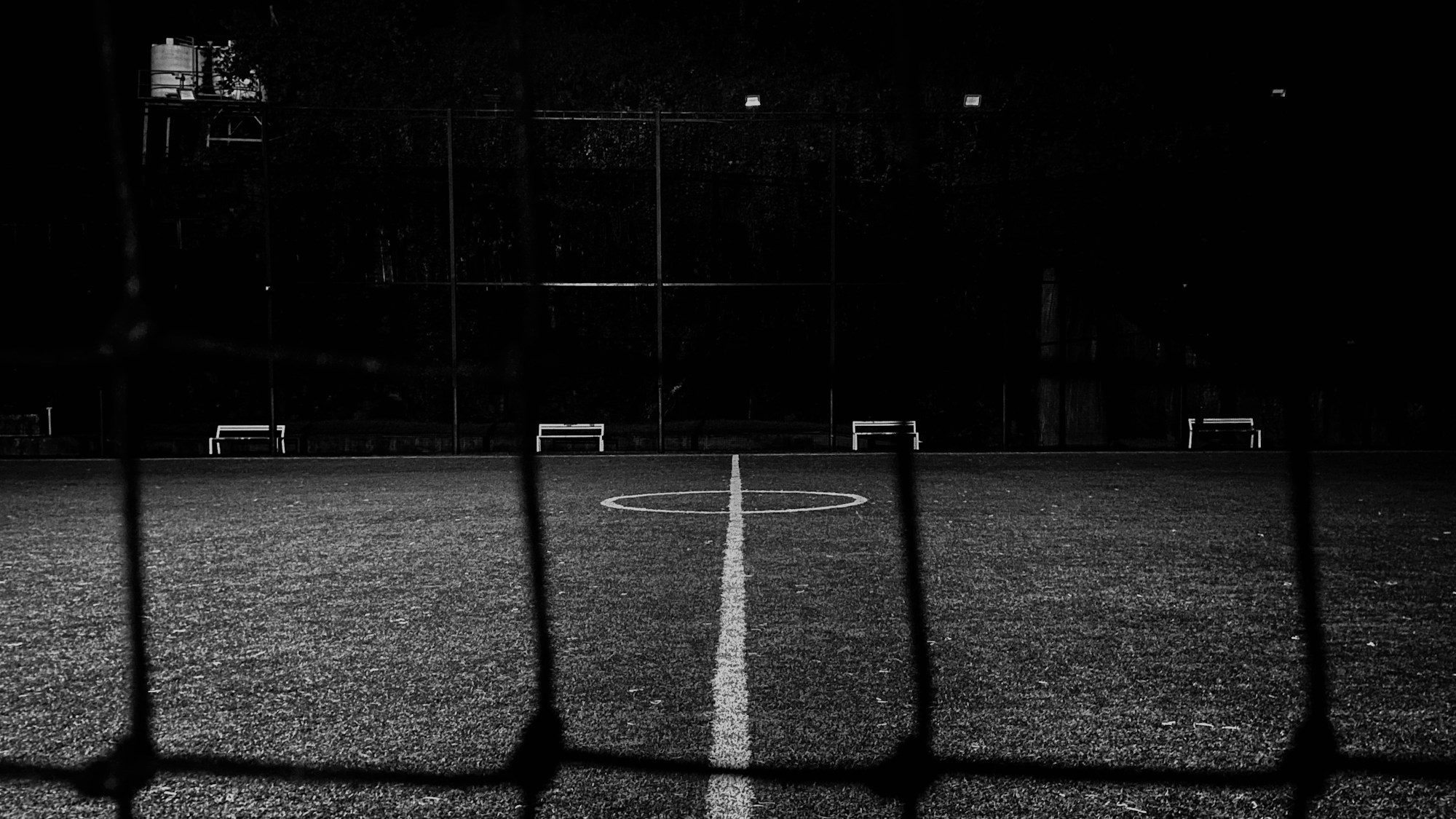 Galatasaray Fenerbahçe maçı haberine ait görsel: gece futbol sahasında orta çizgi (temsili fotoğraf)