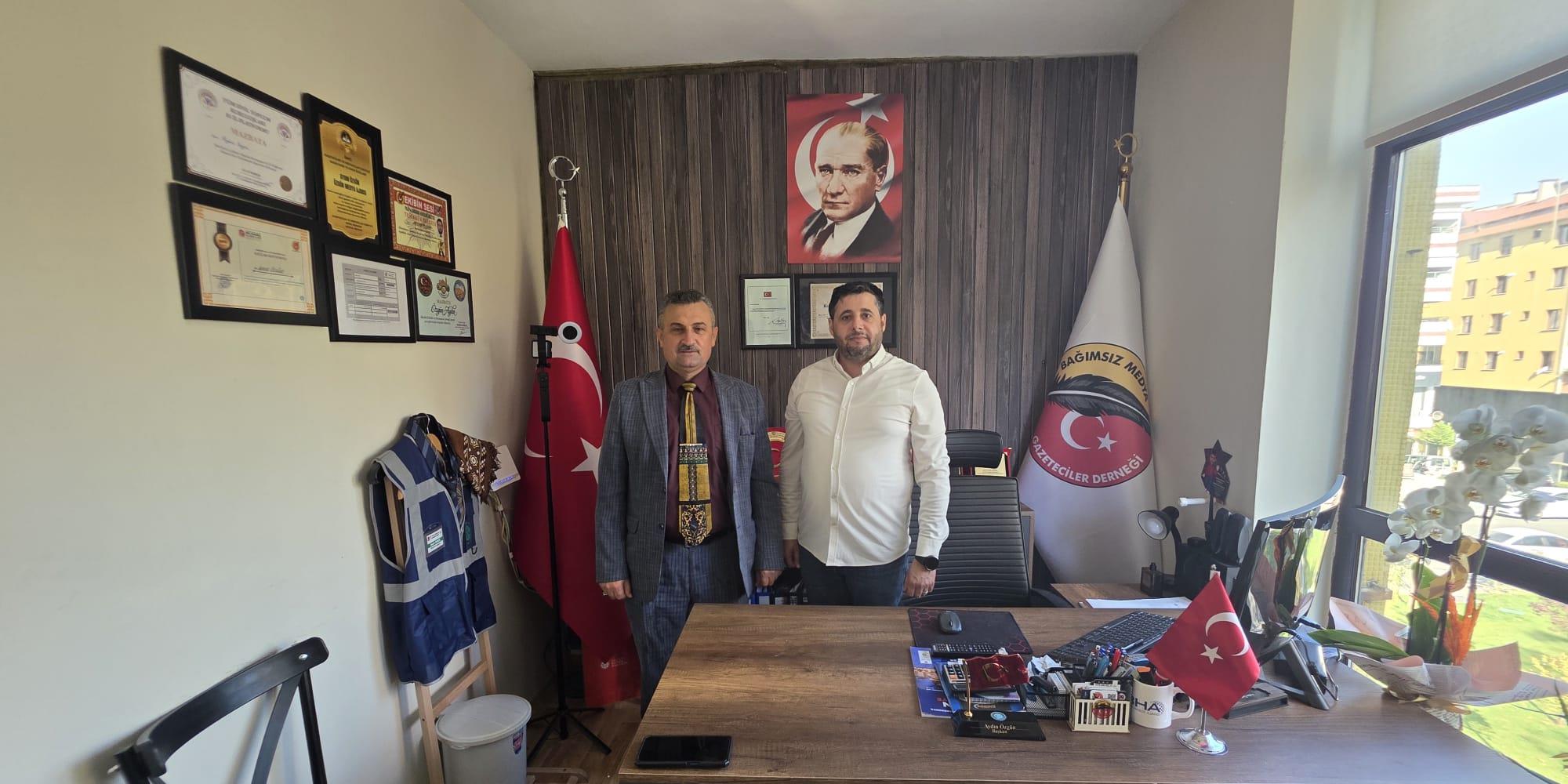 İsmail Ünal ve Bağımsız Medya Gazeteciler Derneği Başkanı Aydın Özgün dernek ofisinde