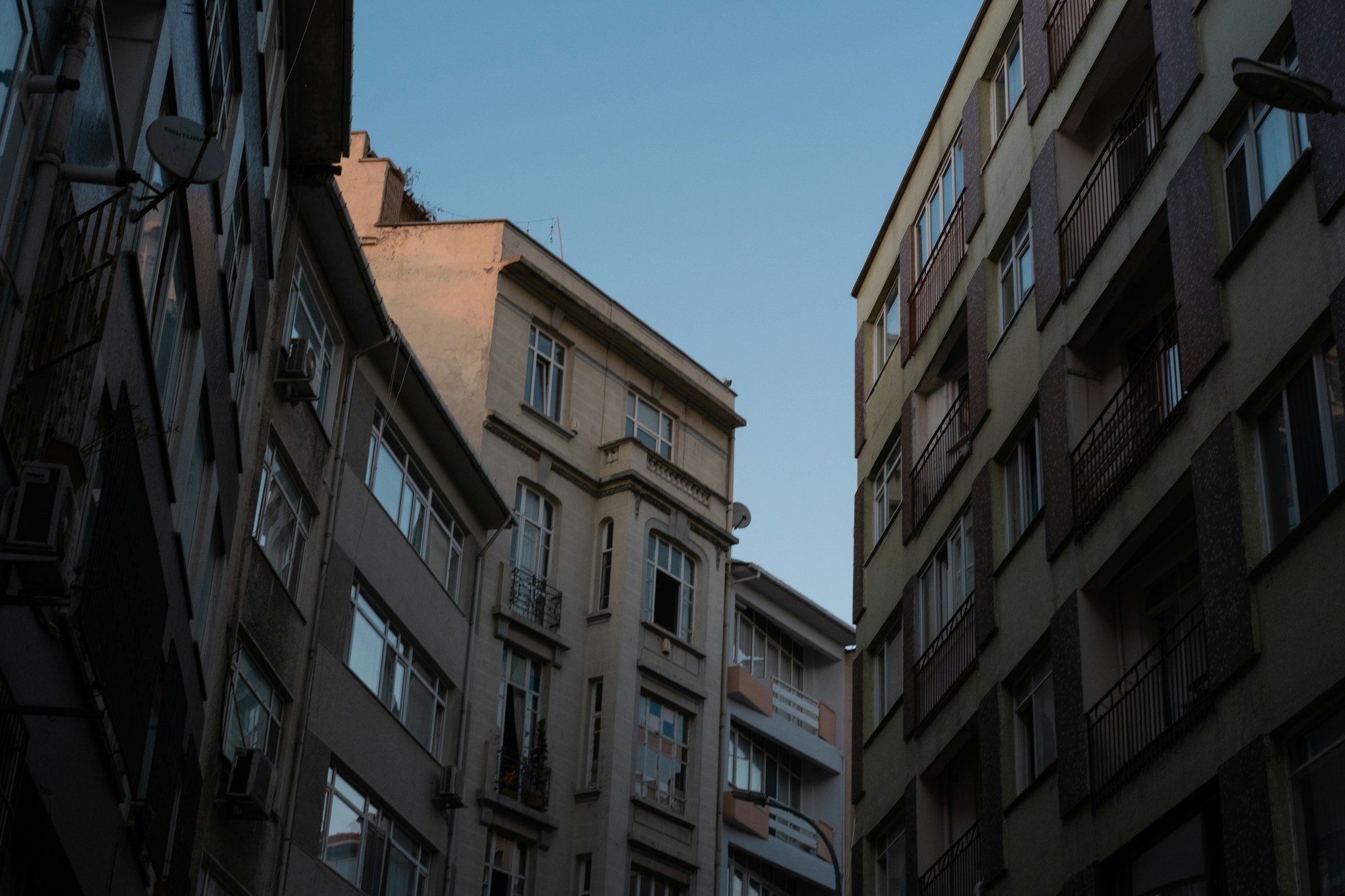 İstanbul konut fiyatları ve kira haberine ait görsel: dar sokakta karşılıklı apartman cepheleri (temsili fotoğraf)