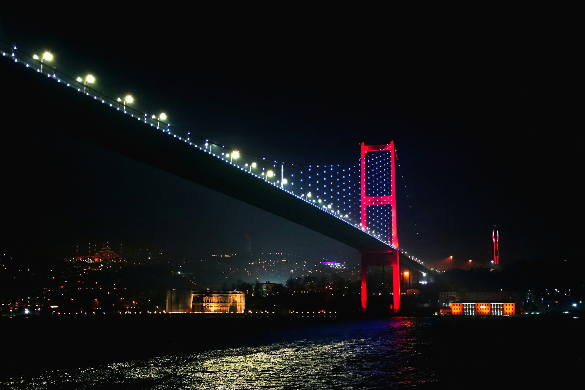İstanbul Maratonu kapalı yollar haberine ait görsel: gece ışıklandırılmış 15 Temmuz Şehitler Köprüsü (temsili fotoğraf)