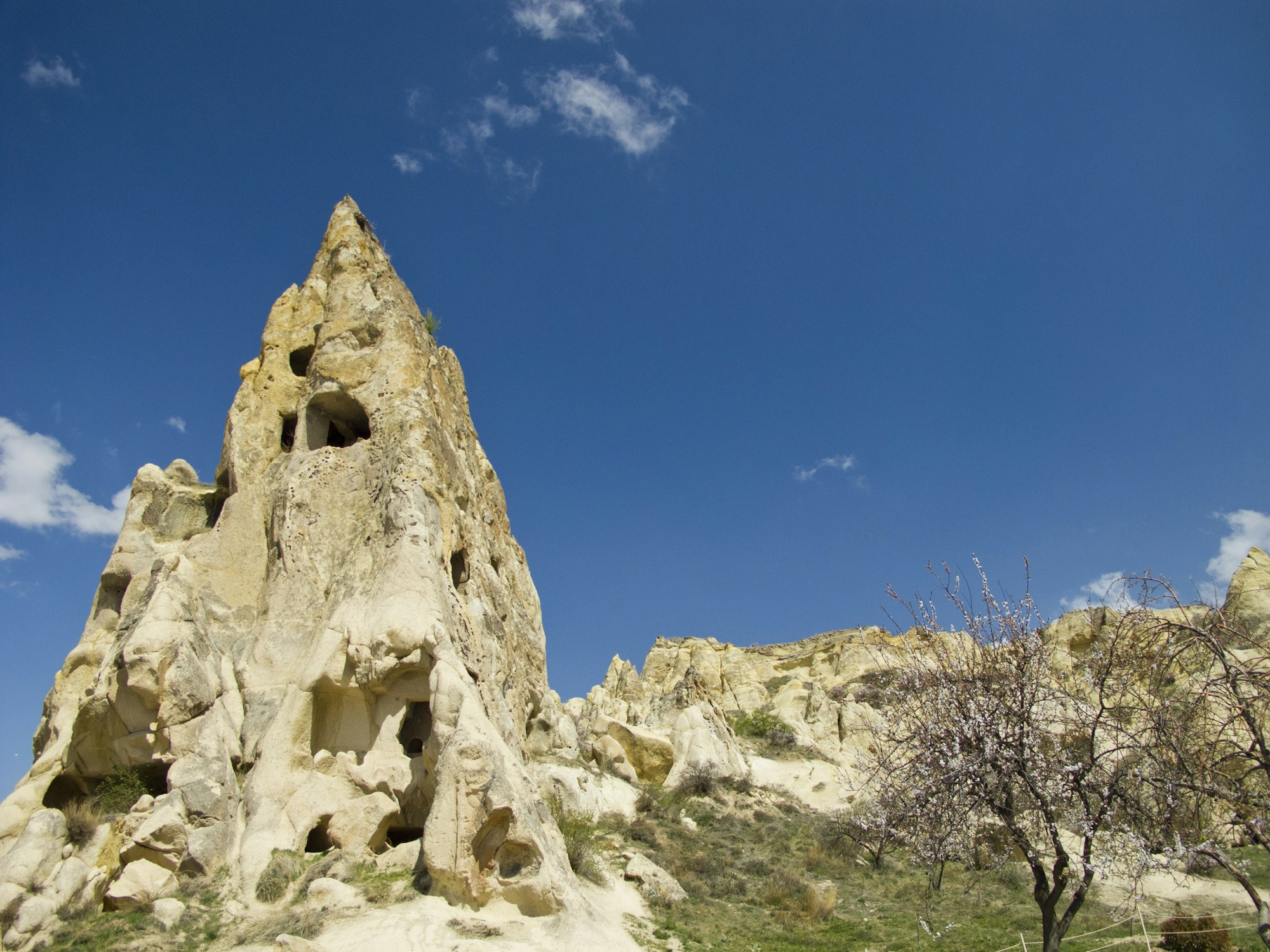 Kapadokya peribacası haberine ait görsel: Göreme’de oyma odaları bulunan bir peribacası (temsili fotoğraf)