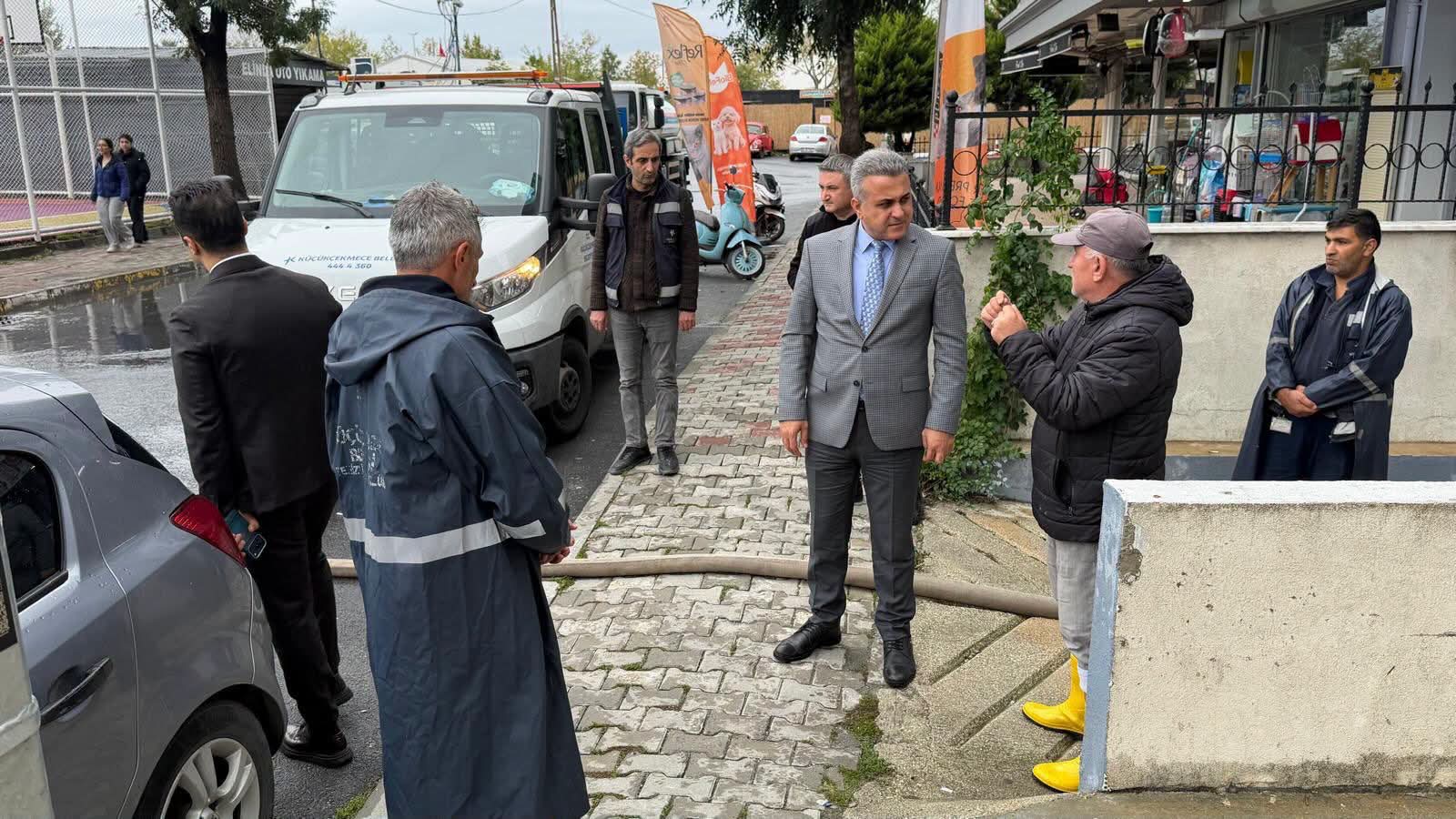 Küçükçekmece sel sonrası Kaymakam Mustafa Anteplioğlu, su tahliyesi yapılan sokakta bir vatandaşı dinliyor