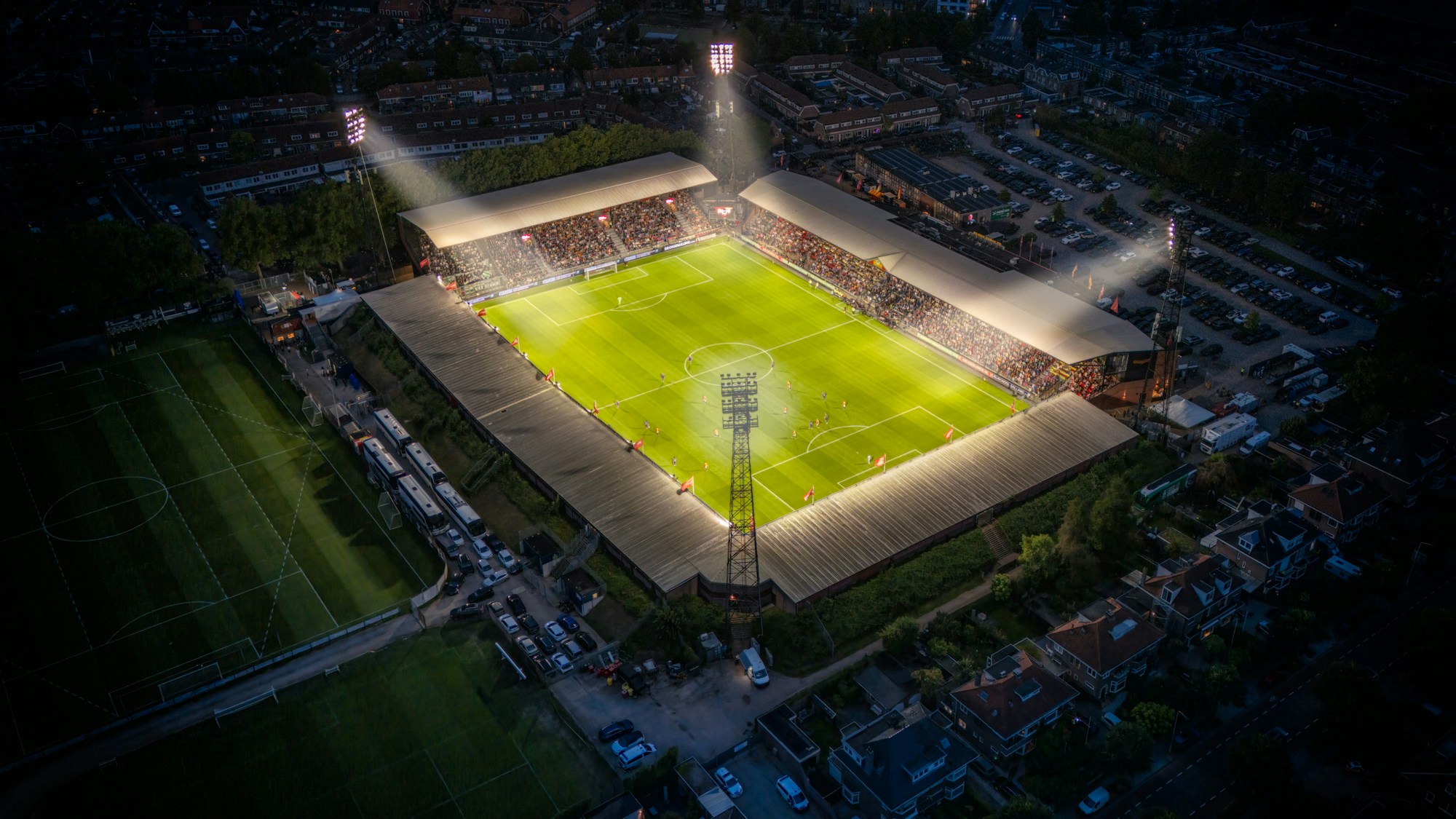 Lille Galatasaray maçı haberine ait görsel: gece ışıklandırılmış bir futbol stadyumu, havadan (temsili fotoğraf)