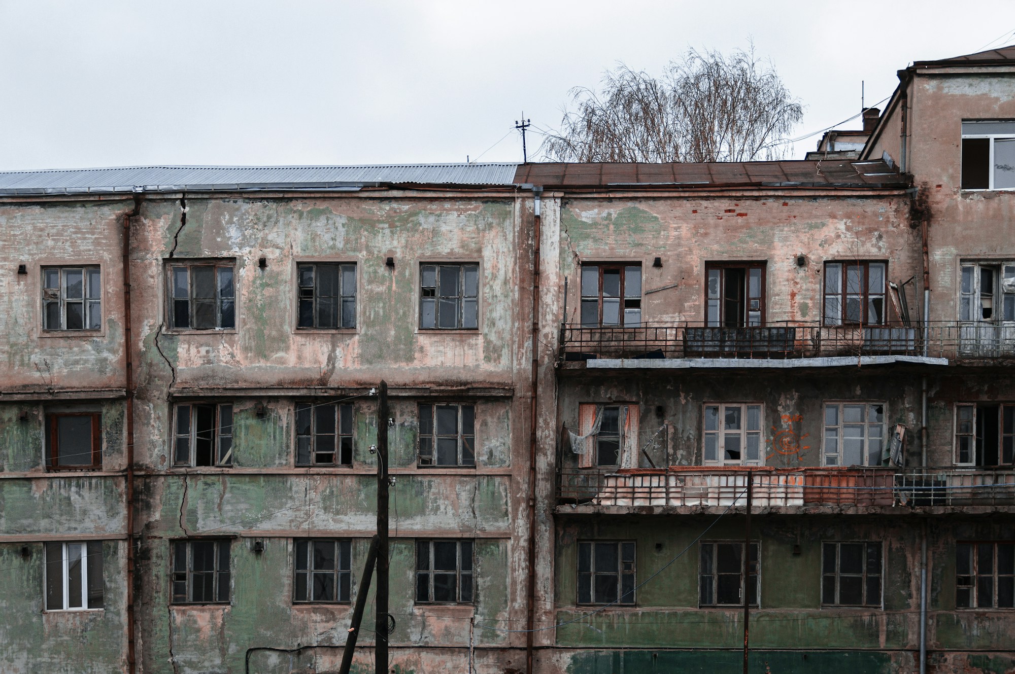 Yarısı Bizden haberine ait görsel: eski bir apartman cephesi (temsili fotoğraf)